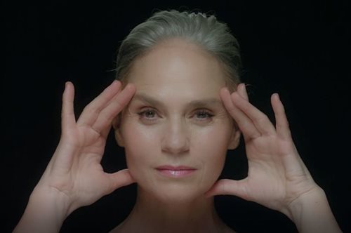 Λαμπερή τα Χριστούγεννα. Οι συνδυασμοί ομορφιάς που θα σου χαρίσουν νεανική, σφριγηλή επιδερμίδα