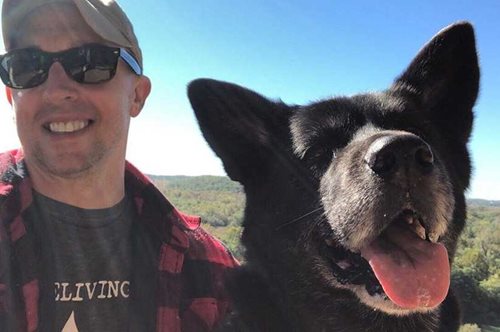 «Όλες οι αρετές του ανθρώπου, χωρίς καμία αμαρτία του»: Ο πιο συγκινητικός επικήδειος μιας σκυλίτσας