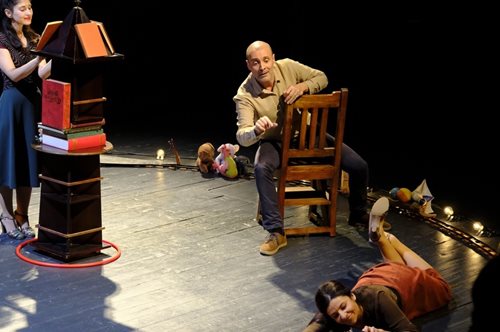 Μια παράσταση-έκπληξη: Ο Μυριβήλης για την πολιτική ορθότητα, τη διαφορετικότητα, τους influencers