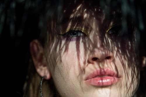 Crash Test: 3 συντάκτριες ομορφιάς διαλέγουν με κλειστά μάτια το καλύτερο άρωμα για τις γιορτές