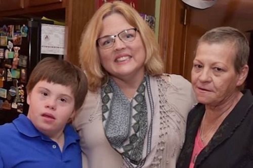 Δασκάλα υιοθέτησε το μαθητή της με σύνδρομο Down αφού η μητέρα του πέθανε από καρκίνο του μαστού