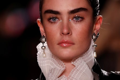 Αγαπημένη των celebrities.Η θρυλική μάσκα προσώπου στην οποία η σόουμπιζ χρωστά μέρος της λάμψης της