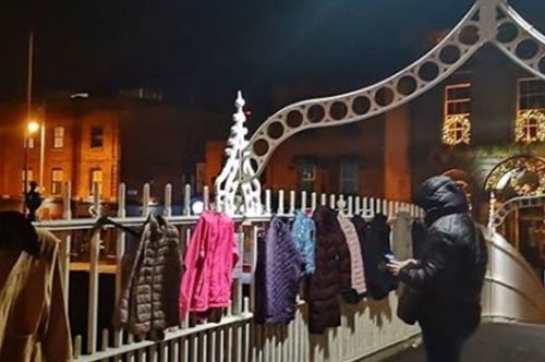 H γέφυρα στην οποία αφήνεις το παλτό που δεν χρειάζεσαι για να το πάρει κάποιος που το έχει ανάγκη