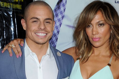 H Jennifer Lopez stylish και ερωτευμένη στην πρεμιέρα του συντρόφου της