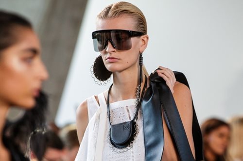 Αν είσαι μέσα στα πράγματα θα αντικαταστήσεις τις παγιέτες με τη νέα, πολυτελή τάση. Θυμίζει Chanel