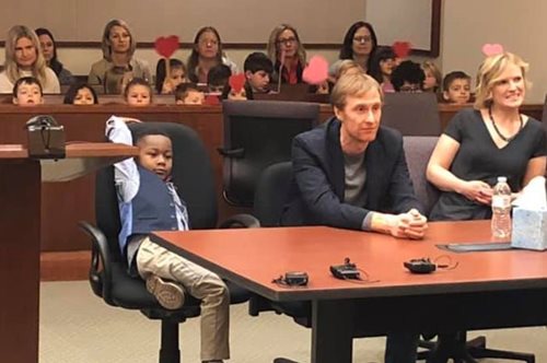 Το 5χρονο αγόρι που κάλεσε στο δικαστήριο όλους τους συμμαθητές να παρακολουθήσουν την υιοθεσία του