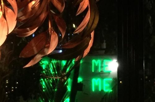 Φαγητό, τέχνη, κοκτέιλ: Ένα δυνατό σημείο συνάντησης στην Κηφισιά που δε μοιάζει με ό,τι ξέρεις 