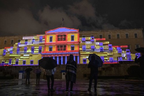 Γιορτινή φαντασμαγορία: Η τρισδιάστατη μεταμόρφωση της Βουλής όπως δεν την έχει ξαναδεί η Αθήνα