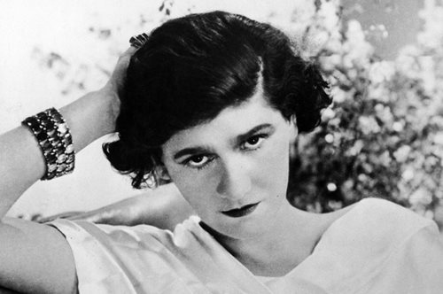 «Μια κοπέλα που έλεγε τραγούδια με σεξουαλικό περιεχόμενο στο καμπαρέ της Μουλέν»