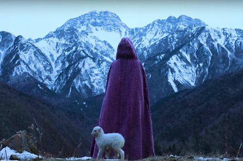 Πεζοπορία σε χιονισμένες βουνοκορφές: Το μεγάλο, μαγικό ταξίδι της δημιουργίας μιας μάλλινης κάπας