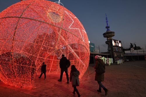 Η Θεσσαλονίκη στολίστηκε: Κάθε γωνιά της και μια εορταστική στιγμή 