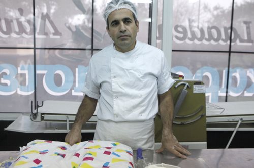 39χρονος Λογχμάν: Κούρδος πρόσφυγας από το Ιράν έφτιαξε το δικό του ζαχαροπλαστείο στη Θεσσαλονίκη 