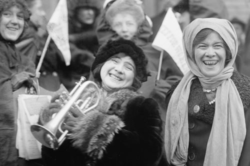 «Μεγάλε, δεν γιορτάζουν οι κούκλες σήμερα. Γιορτάζουν οι γυναίκες που αγωνίζονται»