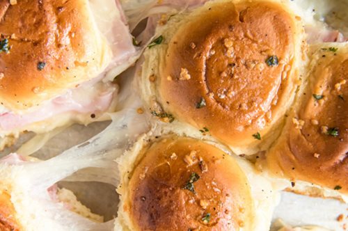 Αφράτα κασεροψωμάκια με ζαμπόν: Κάθε μπουκιά μια γνώριμη και αγαπημένη πανδαισία γεύσης