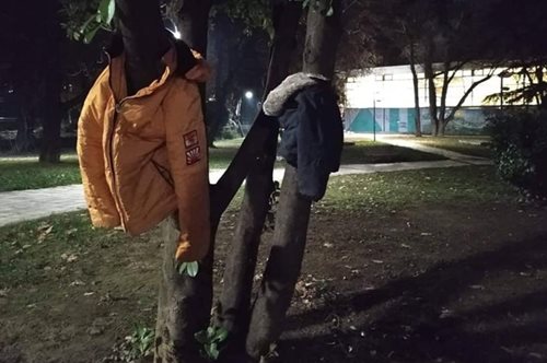 Κανείς μόνος στο κρύο φέτος: Μπουφάν και πανωφόρια στα δέντρα της Έδεσσας για όσους τα έχουν ανάγκη
