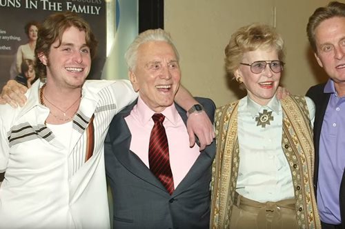 «Ο πατέρας σου είναι χρήστης ναρκωτικών και μοιχός»: Η τραγική ιστορία του γιου του Μάικλ Ντάγκλας