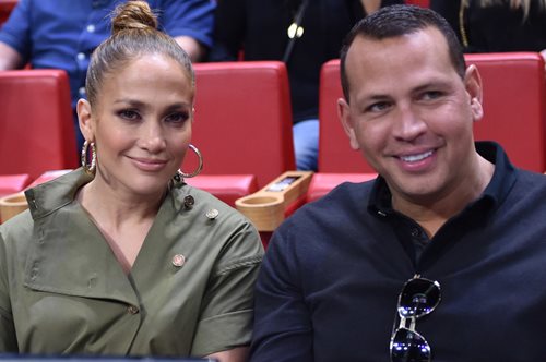 Έγινε η μέρα νύχτα.Το υπερβολικά γυαλιστερό και άσχημο κολάν της Τζένιφερ Λόπεζ είναι λάθος για πρωί