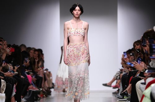 Η πιο άνετη τάση. Ινσταγκράμερ σού δείχνουν πώς θα τη φορέσεις ώστε να μη μοιάζεις με τη γιαγιά σου