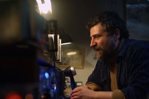 O άντρας πίσω από το viral: Ποιος είναι ο πατέρας-ναυτικός της διαφήμισης Jumbo;