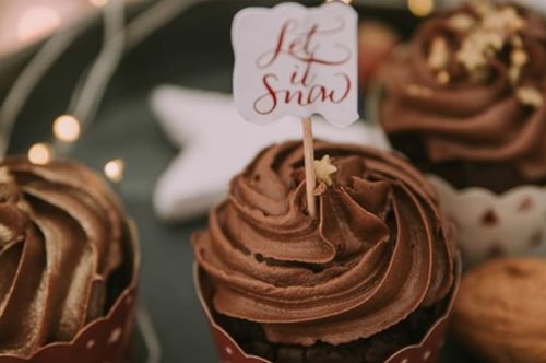 Η πιο νόστιμη και εύκολη σοκολατένια σαντιγί για να στολίσεις τα γλυκά του χειμώνα 