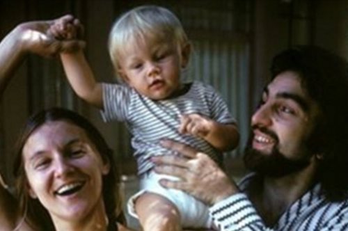 Γιατί φρίκαραν όλοι με την παιδική φωτογραφία του Leonardo DiCaprio; 