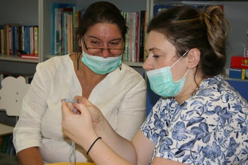 Velones in Action: Ομάδα εθελοντών παραδίδει μαθήματα πλεξίματος στο Ογκολογικό Παίδων «Ελπίδα»