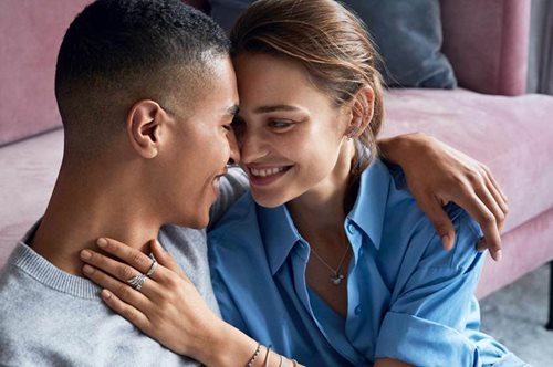 Φέτος θα χαρίσω το δώρο που είναι συνώνυμο με την πολυτέλεια και τη λάμψη των Χριστουγέννων