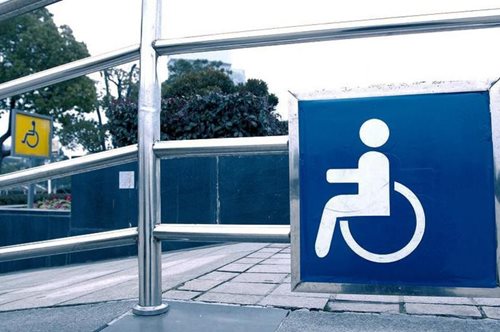 Δίνει ξανά το παράδειγμα: O Δήμος Τρικκαίων τοποθετεί ράμπες και τουαλέτες ΑμεΑ σε 92 σχολεία