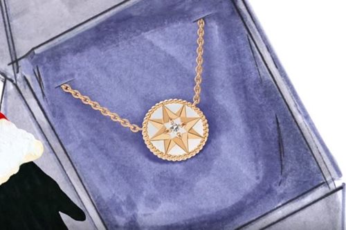 To κόσμημα πυξίδα Rose des Vents του οίκου Dior στο σάκο του Άι Βασίλη 