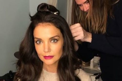 Η Κέιτι Χολμς φόρεσε το πιο ωραίο πουκάμισο αλλά το συνδύασε με το πιο τραγικό τζιν -κρίμα 