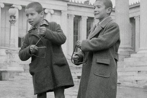 «Τίποτα, μάνα! Τρέχω να προλάβω! Τα Χριστούγεννα να φάμε ψάρια»