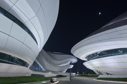 Στο νέο κέντρο πολιτισμού που σχεδίασαν οι διάδοχοι της Ζάχα Χαντίντ, η έμπνευση ρέει αδιάκοπα 