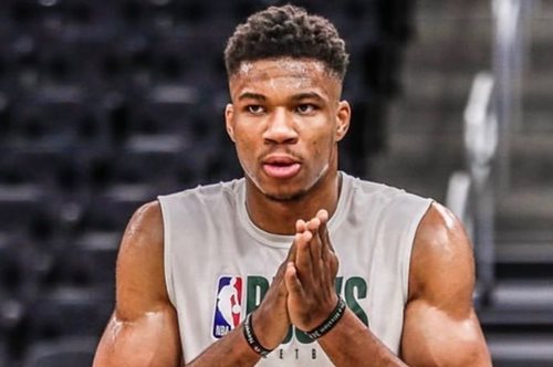 Ο Αντετοκούνμπο χάρισε τα παπούτσια του σε μικρή φίλαθλο. Η αντίδρασή της, η ευτυχία προσωποποιημένη