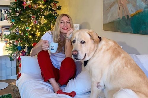 «Ο αληθινός Άγιος Βασίλης είναι απ’ το Μινιόν»: Η παιδική φωτογραφία της Σμαράγδας Καρύδη συγκινεί