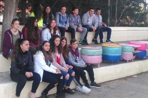 Δίνουν παράδειγμα: Μαθητές της Λήμνου έφτιαξαν σπιτάκια για αδέσποτες γάτες από λάστιχα αυτοκινήτου