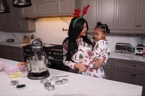 Χριστουγεννιάτικη γλύκα: Η Κάιλι Τζένερ φτιάχνει μπισκότα με την κόρη της και μοιράζεται τη συνταγή