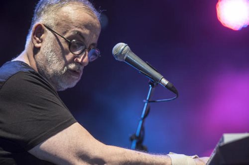 Πανελλήνια θλίψη: Πέθανε ο Θάνος Μικρούτσικος μετά από μακροχρόνια μάχη με τον καρκίνο