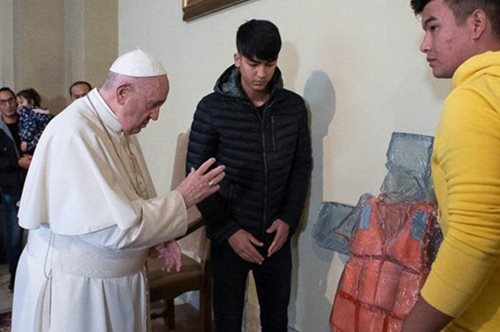 «Τις γιορτινές μέρες επέλεξε ο Πάπας Φραγκίσκος για να χαρίσει εγκεφαλικά σε εκατομμύρια καθολικούς»