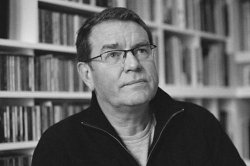 Ο άντρας που καθόρισε την indie αισθητική. Πέθανε ο θρυλικός γραφίστας Vaughan Oliver