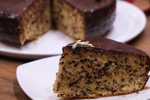 Η βασιλόπιτα του 2025, με γλάσο σοκολάτας, χωρίς μίξερ. Σαν να την αγοράσατε από καλό ζαχαροπλαστείο