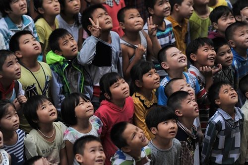 «Μου λείπουν οι γονείς μου»: Γιατί εκατομμύρια παιδιά στην Κίνα μεγαλώνουν εντελώς μόνα τους