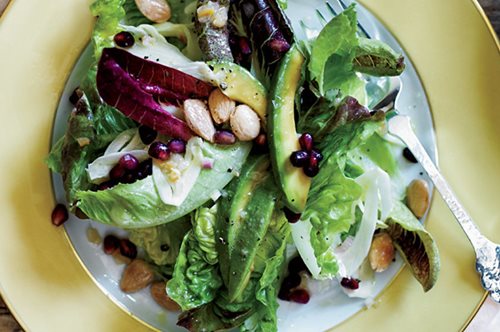 Πράσινη σαλάτα με αβοκάντο, ρόδι και αμύγδαλα: Έτοιμη σε 5’, φέρνει καλή τύχη στα γιορτινά τραπέζια