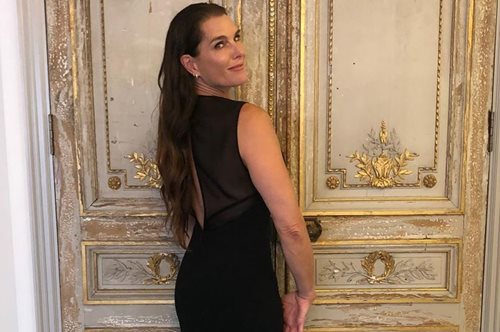 Μπρουκ Σιλντς: Στα 54 της ποζάρει με μαγιό και ομορφότερο σώμα από εκείνο της «Γαλάζιας Λίμνης»