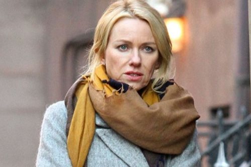 «Το έπαθα από το έντονο μακιγιάζ». Η Ναόμι Γουάτς αποκάλυψε ότι πάσχει από τη ροδόχρου νόσο