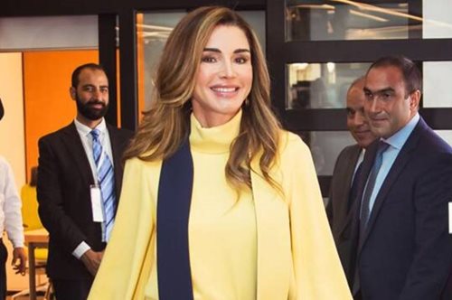 Φανταζόσουν ότι η βασίλισσα Ράνια θα επέλεγε να φορέσει ένα casual, ροζ φούτερ; 