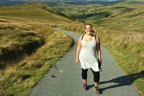 Πρώτα νίκησε τον καρκίνο και τώρα γυρίζει την Ευρώπη με τα πόδια για έναν σημαντικό σκοπό