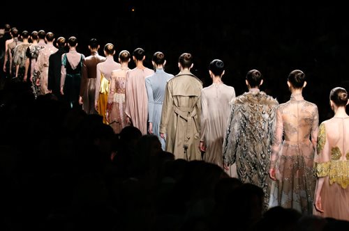 H νέα φθινοπωρινή συλλογή Valentino μαγεύει πάνω στην πασαρέλα 