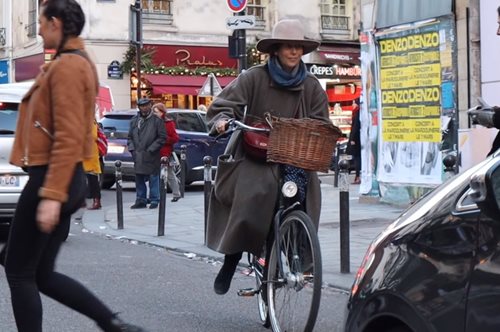 Το αξεσουάρ που λατρεύουν οι Παριζιάνες άνω των 40: Αναδεικνύει την αυτοπεποίθηση 