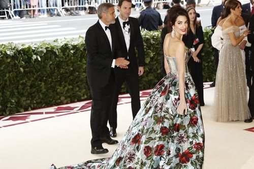 Η Αμάλ Κλούνεϊ αποδαιμονοποίησε τον κορσέ. Τον φόρεσε απίστευτα κομψά και σύγχρονα