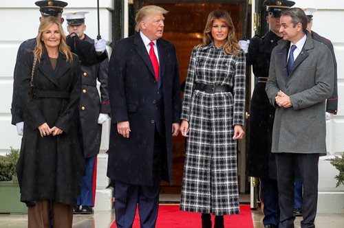 Ξανά αντιμέτωπες. Τι φόρεσαν Μαρέβα Μητσοτάκη και Μελάνια Τραμπ στην επίσκεψη στον Λευκό Οίκο